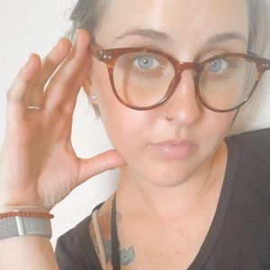 Meet your Posher, Lora